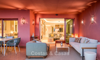 Apartamento contemporáneo reformado con vistas abiertas al mar en venta en la Nueva Milla de Oro, entre Marbella y Estepona 804706 