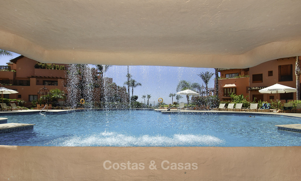 Apartamento contemporáneo reformado con vistas abiertas al mar en venta en la Nueva Milla de Oro, entre Marbella y Estepona 804878