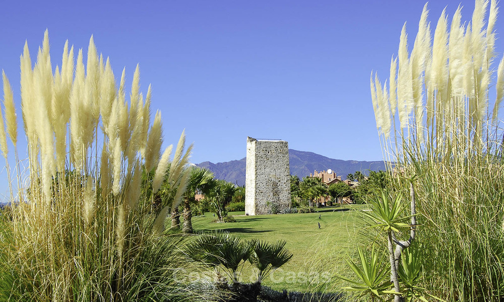 Apartamento contemporáneo reformado con vistas abiertas al mar en venta en la Nueva Milla de Oro, entre Marbella y Estepona 804883