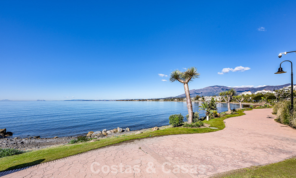 Apartamento contemporáneo reformado con vistas abiertas al mar en venta en la Nueva Milla de Oro, entre Marbella y Estepona 804886