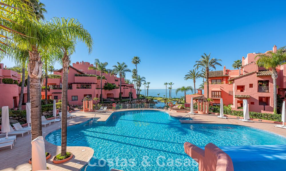 Apartamento contemporáneo reformado con vistas abiertas al mar en venta en la Nueva Milla de Oro, entre Marbella y Estepona 804887