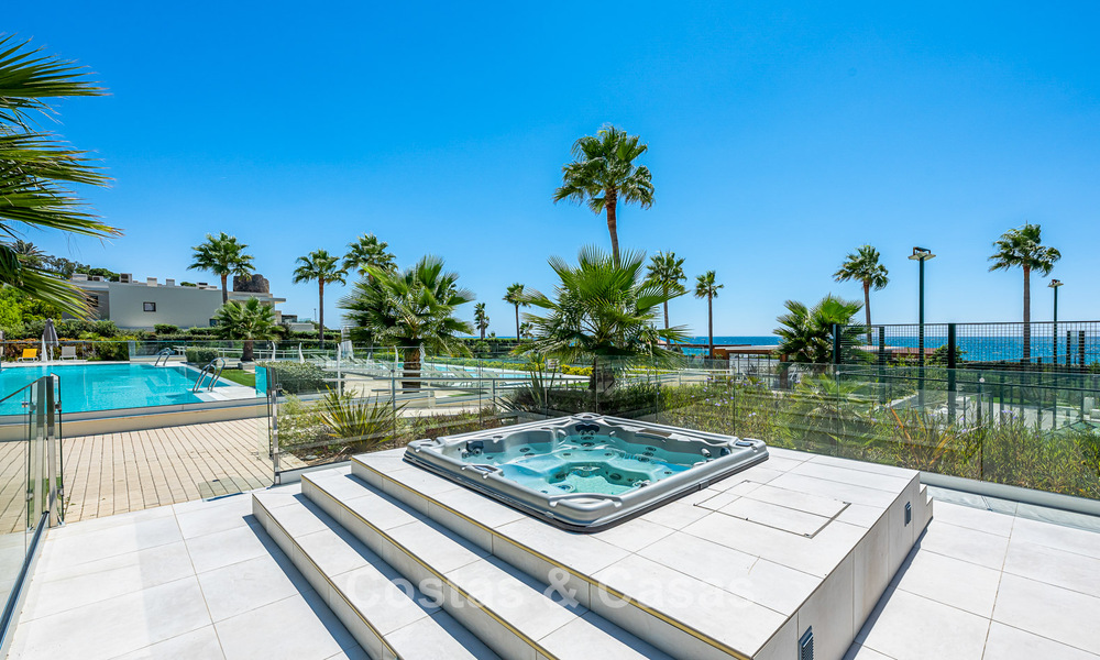 Apartamento con vistas al mar en un complejo en primera línea de playa en la Nueva Milla de Oro - Marbella - Estepona 804726