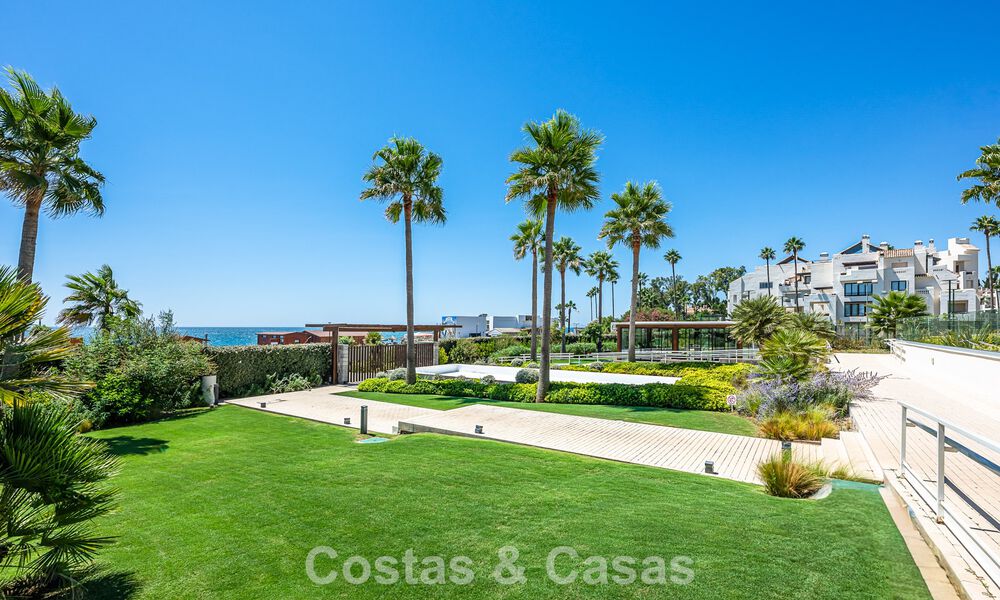 Apartamento con vistas al mar en un complejo en primera línea de playa en la Nueva Milla de Oro - Marbella - Estepona 804728