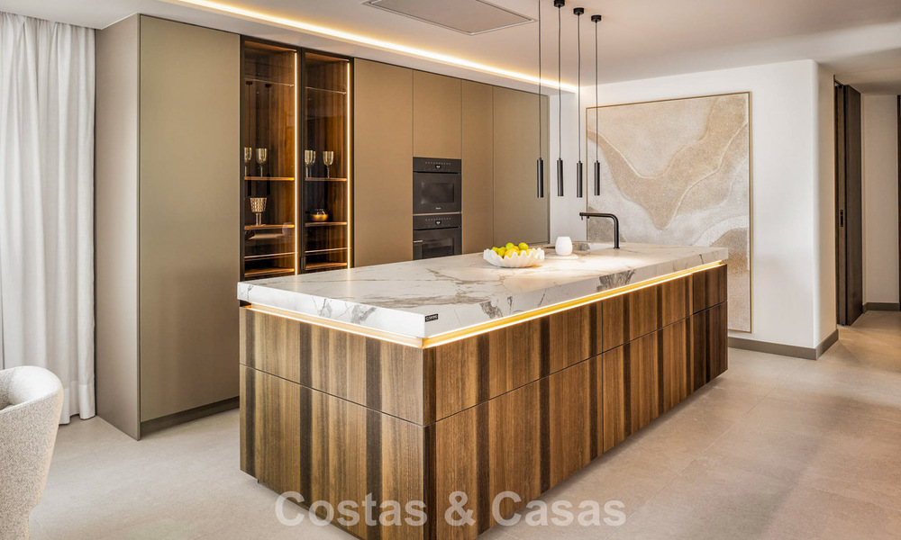 Ático dúplex de lujo con atractiva terraza en la azotea en venta en la prestigiosa Milla de Oro de Marbella 804746