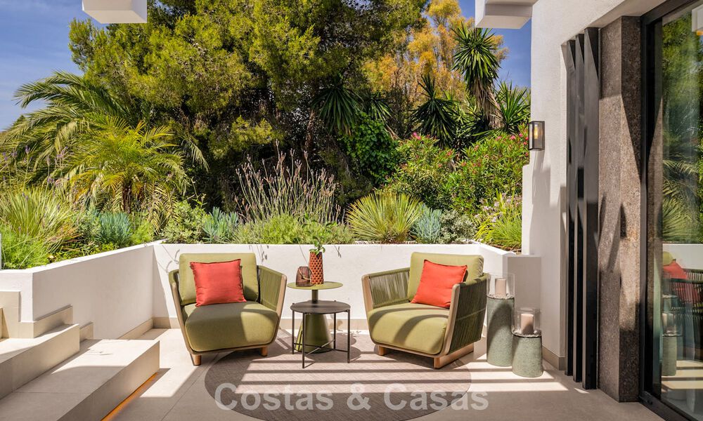 Ático dúplex de lujo con atractiva terraza en la azotea en venta en la prestigiosa Milla de Oro de Marbella 804753
