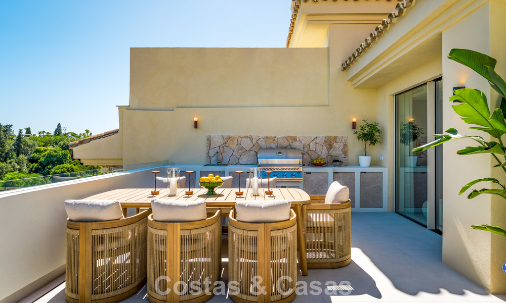 Lujoso ático contemporáneo reformado con vistas panorámicas al mar en Sierra Blanca, en la Milla de Oro de Marbella 804805