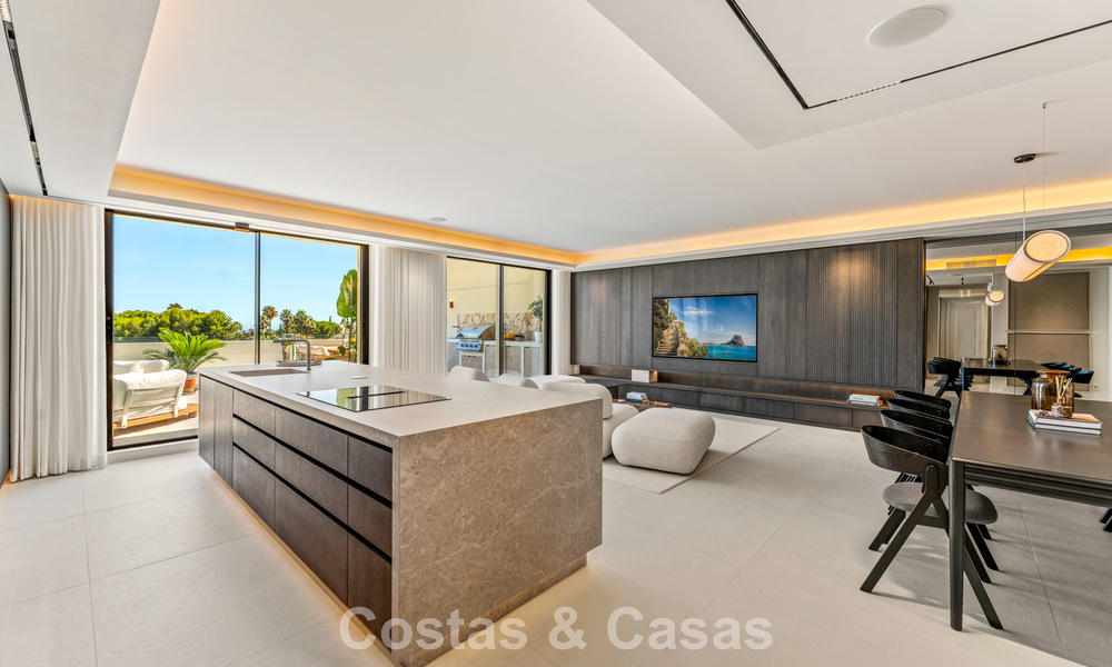 Lujoso ático contemporáneo reformado con vistas panorámicas al mar en Sierra Blanca, en la Milla de Oro de Marbella 804808