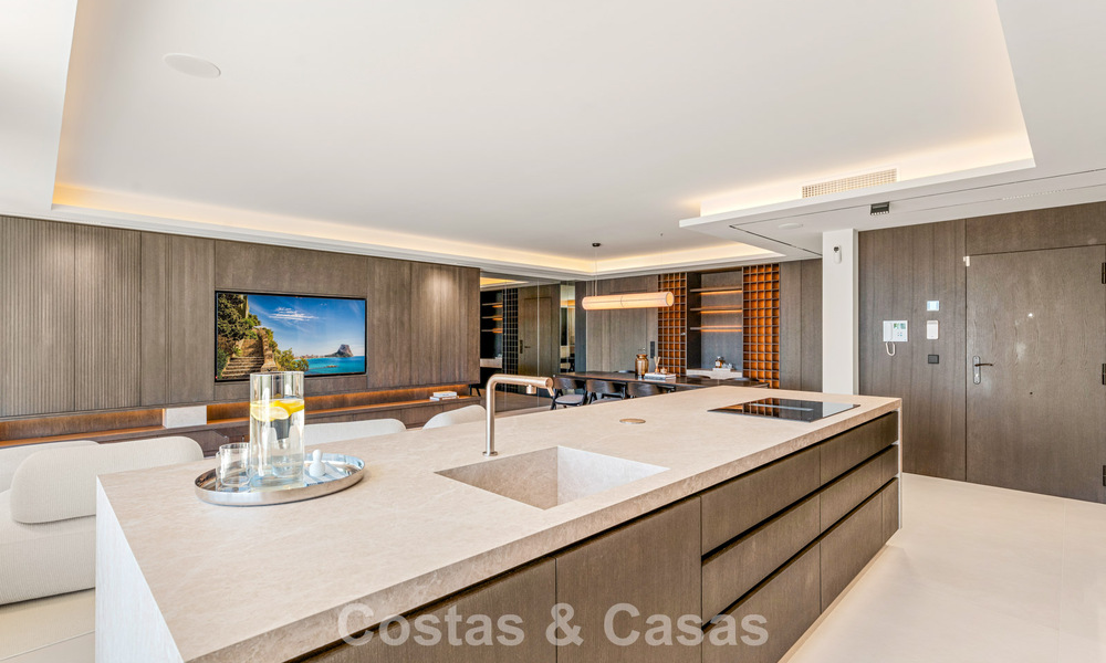 Lujoso ático contemporáneo reformado con vistas panorámicas al mar en Sierra Blanca, en la Milla de Oro de Marbella 804812
