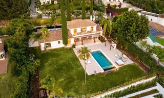 Villa española con interior moderno y un gran jardín en venta en la Nueva Milla de Oro en Benahavís entre Marbella y Estepona 804839 