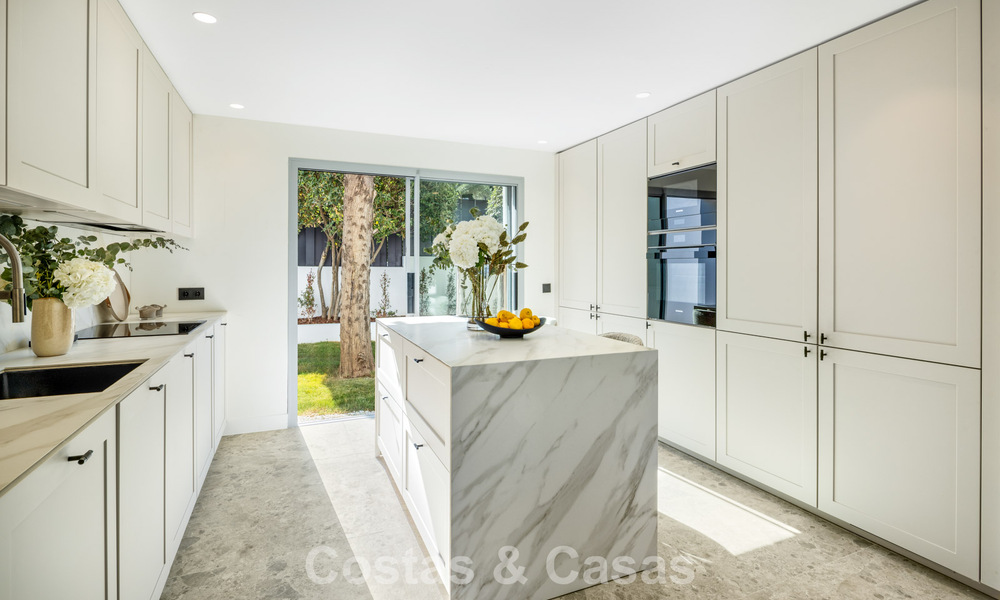Villa española con interior moderno y un gran jardín en venta en la Nueva Milla de Oro en Benahavís entre Marbella y Estepona 804843