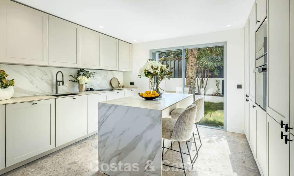 Villa española con interior moderno y un gran jardín en venta en la Nueva Milla de Oro en Benahavís entre Marbella y Estepona 804844