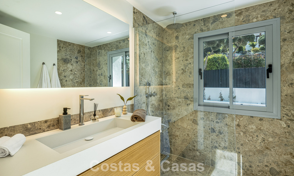 Villa española con interior moderno y un gran jardín en venta en la Nueva Milla de Oro en Benahavís entre Marbella y Estepona 804846