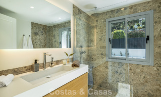 Villa española con interior moderno y un gran jardín en venta en la Nueva Milla de Oro en Benahavís entre Marbella y Estepona 804846 