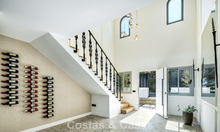 Villa española con interior moderno y un gran jardín en venta en la Nueva Milla de Oro en Benahavís entre Marbella y Estepona 804848 