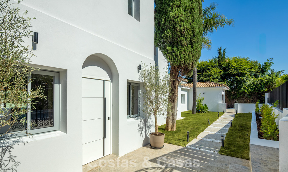 Villa española con interior moderno y un gran jardín en venta en la Nueva Milla de Oro en Benahavís entre Marbella y Estepona 804849