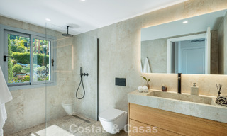 Villa española con interior moderno y un gran jardín en venta en la Nueva Milla de Oro en Benahavís entre Marbella y Estepona 804850 