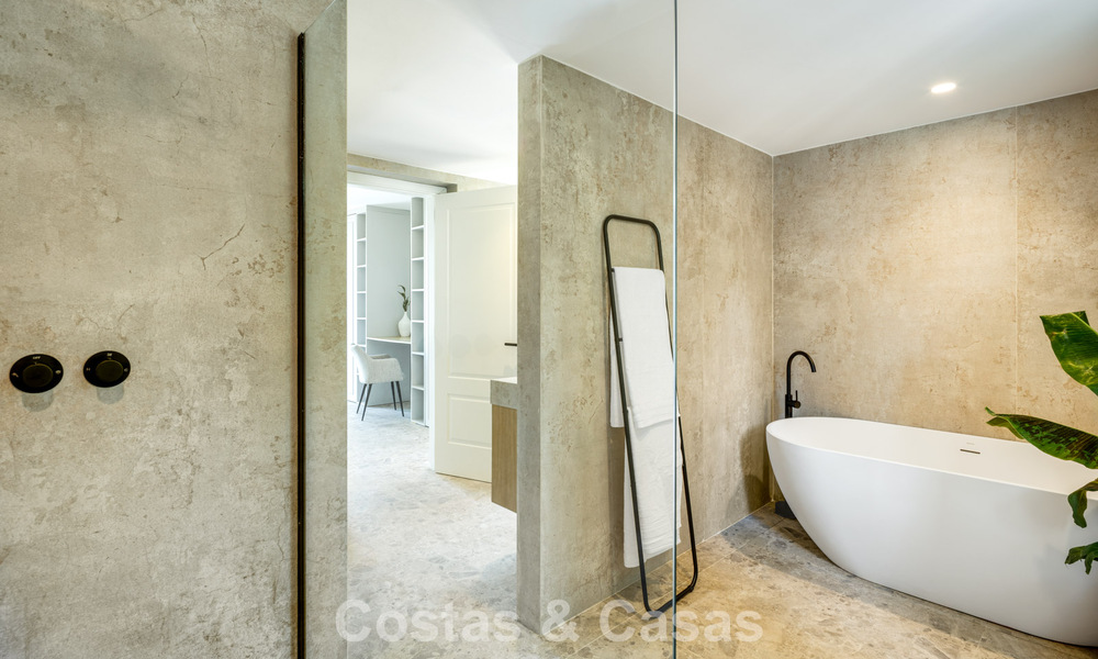 Villa española con interior moderno y un gran jardín en venta en la Nueva Milla de Oro en Benahavís entre Marbella y Estepona 804852