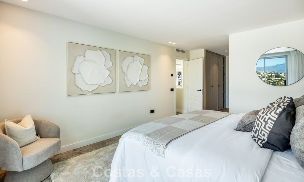 Villa española con interior moderno y un gran jardín en venta en la Nueva Milla de Oro en Benahavís entre Marbella y Estepona 804854