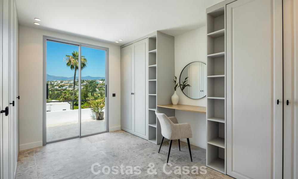 Villa española con interior moderno y un gran jardín en venta en la Nueva Milla de Oro en Benahavís entre Marbella y Estepona 804855