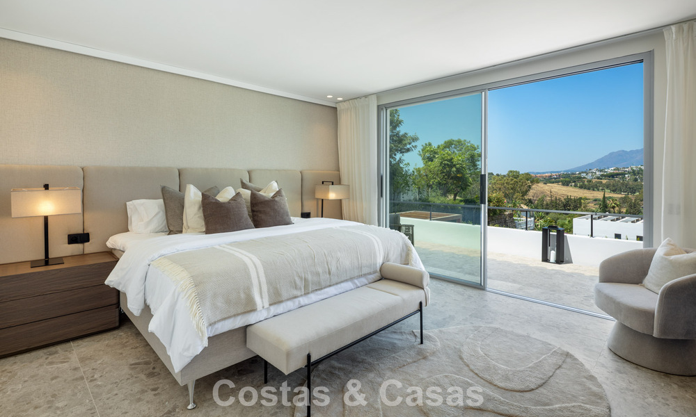 Villa española con interior moderno y un gran jardín en venta en la Nueva Milla de Oro en Benahavís entre Marbella y Estepona 804856