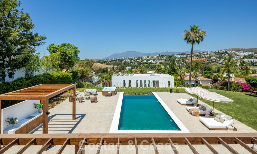 Villa española con interior moderno y un gran jardín en venta en la Nueva Milla de Oro en Benahavís entre Marbella y Estepona 804858