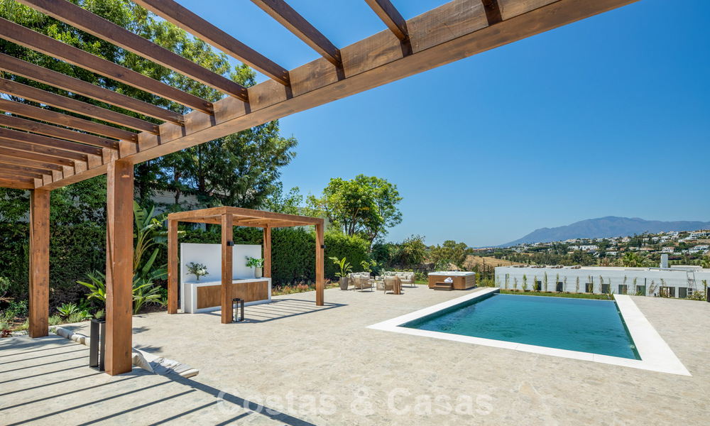 Villa española con interior moderno y un gran jardín en venta en la Nueva Milla de Oro en Benahavís entre Marbella y Estepona 804860