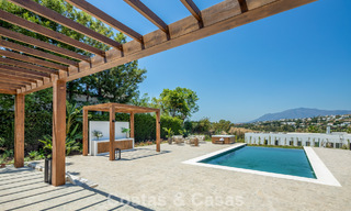 Villa española con interior moderno y un gran jardín en venta en la Nueva Milla de Oro en Benahavís entre Marbella y Estepona 804860 