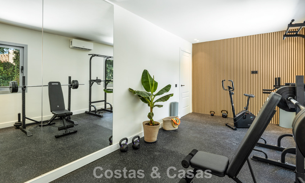 Villa española con interior moderno y un gran jardín en venta en la Nueva Milla de Oro en Benahavís entre Marbella y Estepona 804865