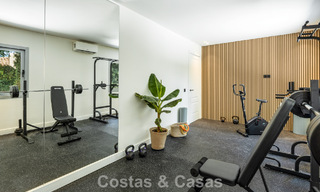 Villa española con interior moderno y un gran jardín en venta en la Nueva Milla de Oro en Benahavís entre Marbella y Estepona 804865 