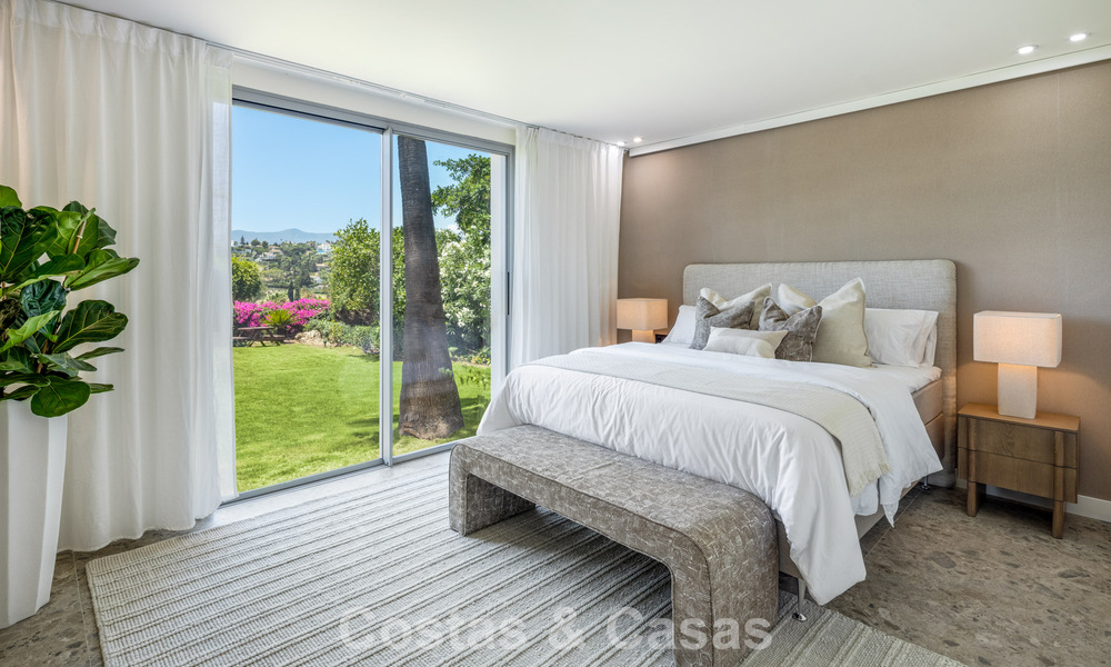 Villa española con interior moderno y un gran jardín en venta en la Nueva Milla de Oro en Benahavís entre Marbella y Estepona 804866