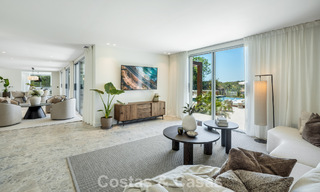 Villa española con interior moderno y un gran jardín en venta en la Nueva Milla de Oro en Benahavís entre Marbella y Estepona 804867 