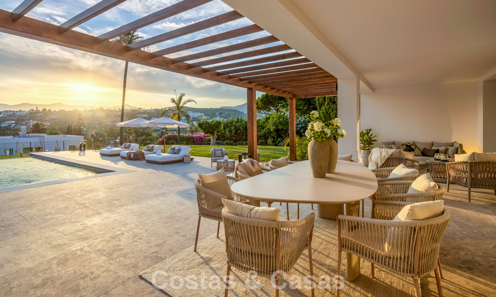 Villa española con interior moderno y un gran jardín en venta en la Nueva Milla de Oro en Benahavís entre Marbella y Estepona 804868