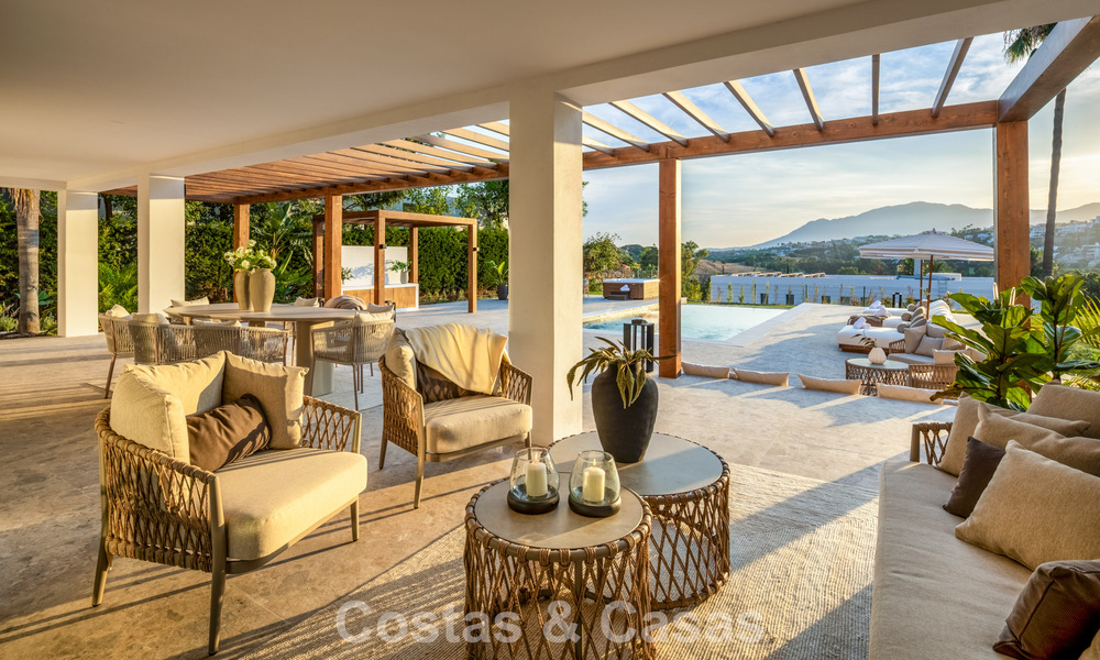 Villa española con interior moderno y un gran jardín en venta en la Nueva Milla de Oro en Benahavís entre Marbella y Estepona 804869