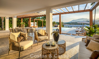Villa española con interior moderno y un gran jardín en venta en la Nueva Milla de Oro en Benahavís entre Marbella y Estepona 804869 