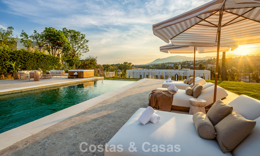 Villa española con interior moderno y un gran jardín en venta en la Nueva Milla de Oro en Benahavís entre Marbella y Estepona 804870
