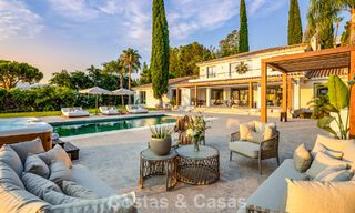 Villa española con interior moderno y un gran jardín en venta en la Nueva Milla de Oro en Benahavís entre Marbella y Estepona 804872 
