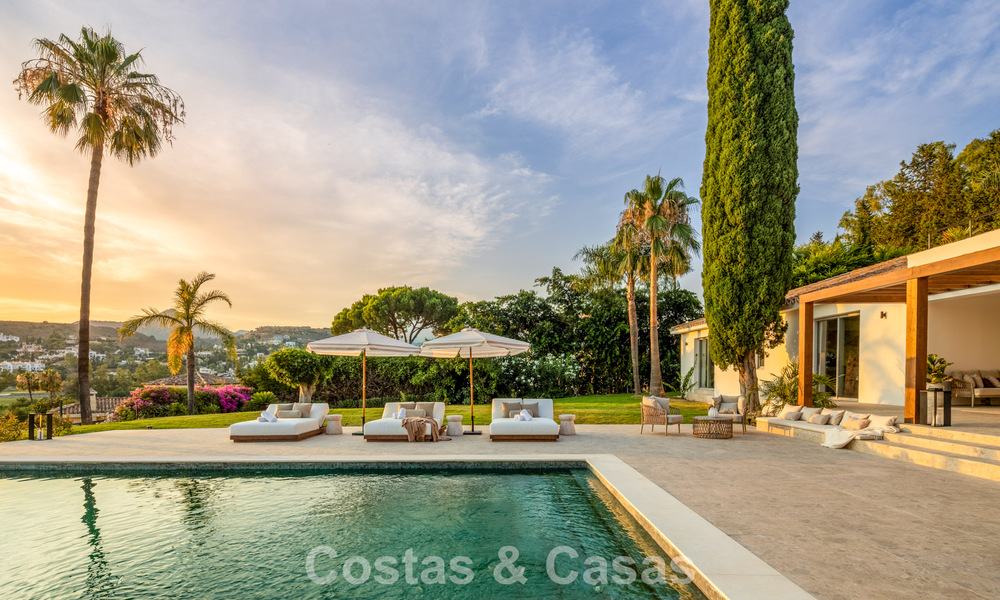 Villa española con interior moderno y un gran jardín en venta en la Nueva Milla de Oro en Benahavís entre Marbella y Estepona 804873