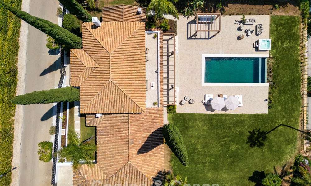 Villa española con interior moderno y un gran jardín en venta en la Nueva Milla de Oro en Benahavís entre Marbella y Estepona 804874