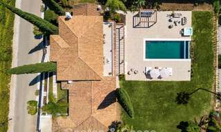 Villa española con interior moderno y un gran jardín en venta en la Nueva Milla de Oro en Benahavís entre Marbella y Estepona 804874 
