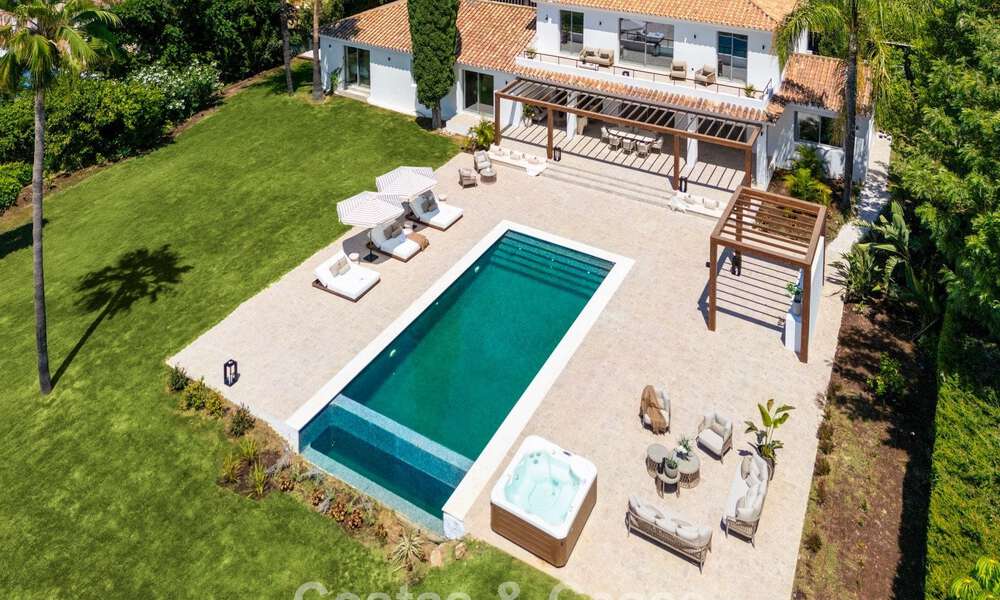 Villa española con interior moderno y un gran jardín en venta en la Nueva Milla de Oro en Benahavís entre Marbella y Estepona 804875
