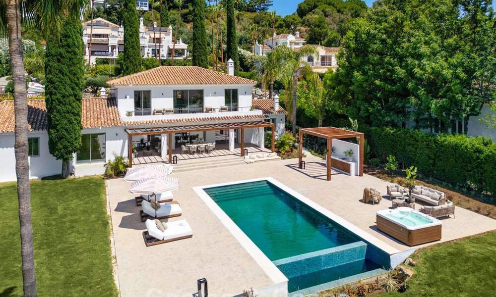Villa española con interior moderno y un gran jardín en venta en la Nueva Milla de Oro en Benahavís entre Marbella y Estepona 804876