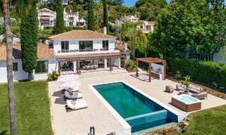 Villa española con interior moderno y un gran jardín en venta en la Nueva Milla de Oro en Benahavís entre Marbella y Estepona 804876 
