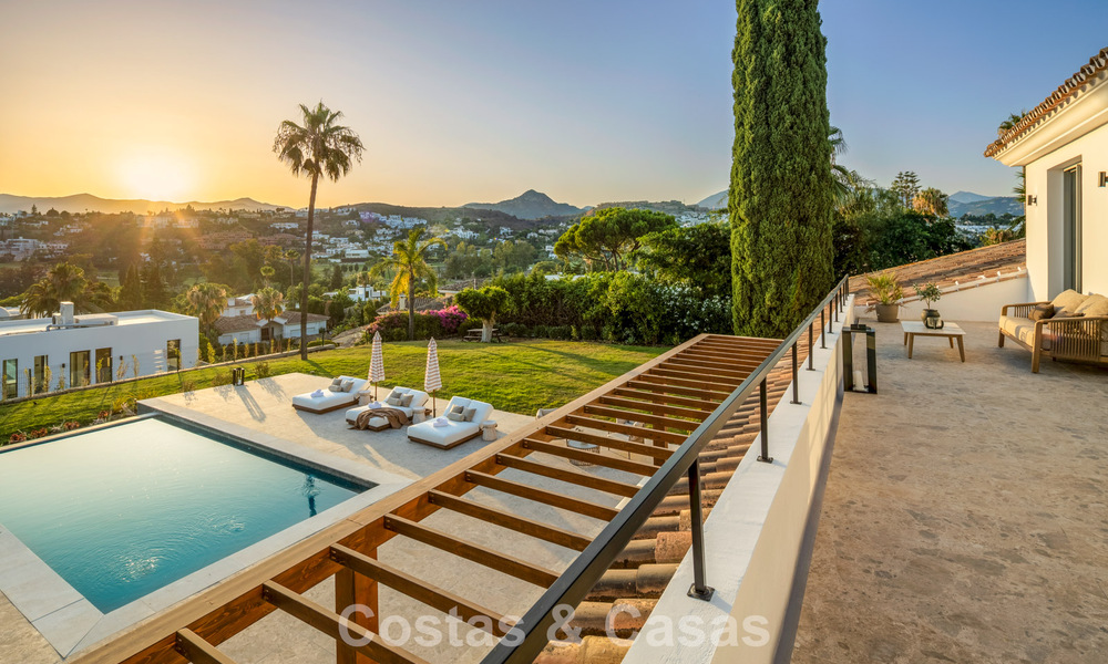 Villa española con interior moderno y un gran jardín en venta en la Nueva Milla de Oro en Benahavís entre Marbella y Estepona 804877