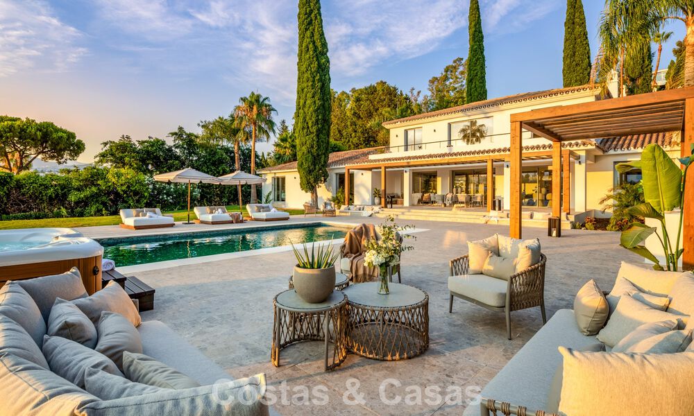 Villa española con interior moderno y un gran jardín en venta en la Nueva Milla de Oro en Benahavís entre Marbella y Estepona 804924