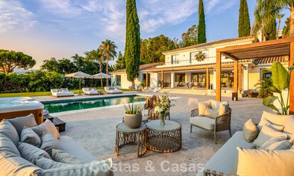 Villa española con interior moderno y un gran jardín en venta en la Nueva Milla de Oro en Benahavís entre Marbella y Estepona 804924