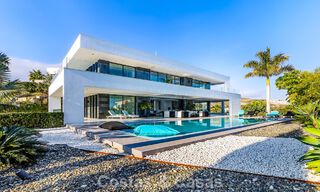 Exclusiva villa con vistas panorámicas al mar en venta en Los Flamingos, resort de golf de 5 estrellas en Marbella - Benahavís 804756 