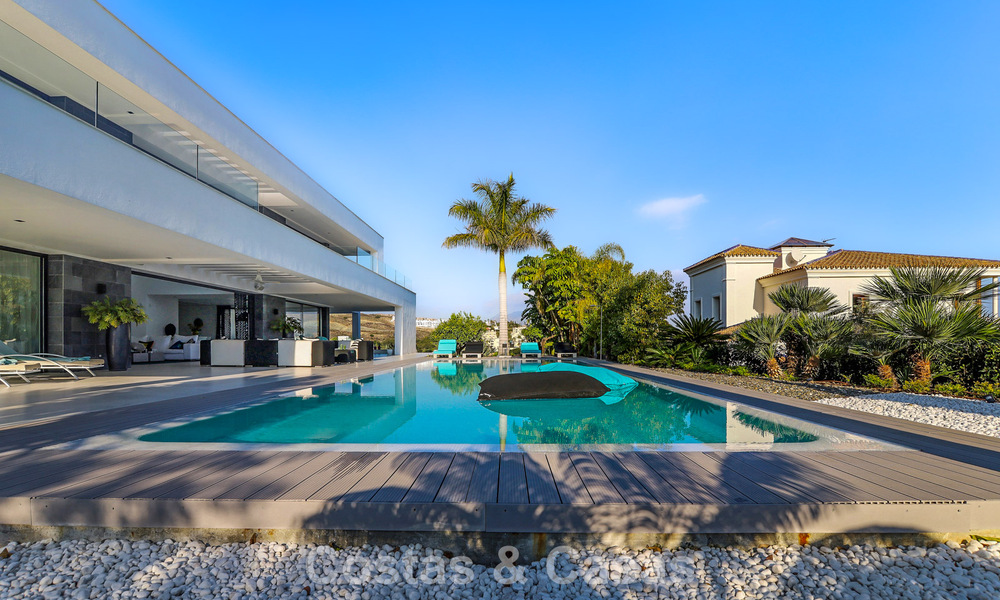 Exclusiva villa con vistas panorámicas al mar en venta en Los Flamingos, resort de golf de 5 estrellas en Marbella - Benahavís 804757