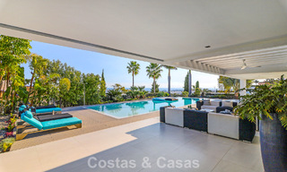 Exclusiva villa con vistas panorámicas al mar en venta en Los Flamingos, resort de golf de 5 estrellas en Marbella - Benahavís 804759 