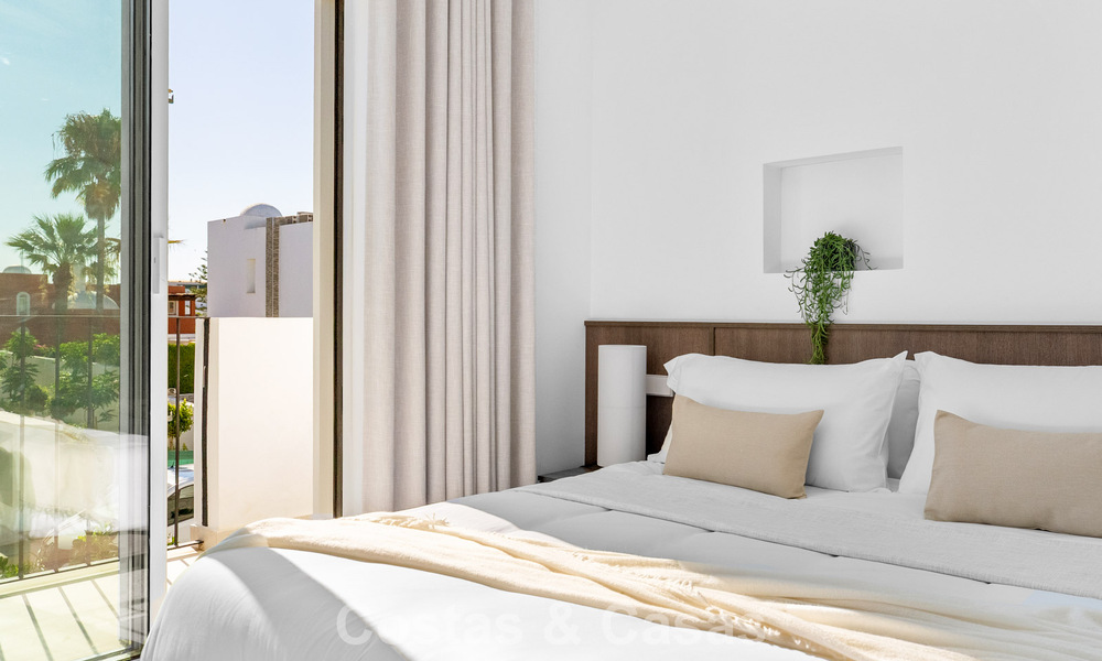 Elegante casa adosada reformada con piscina privada en venta en Nueva Andalucía, Marbella 804901