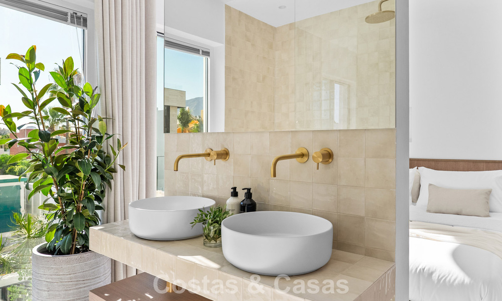 Elegante casa adosada reformada con piscina privada en venta en Nueva Andalucía, Marbella 804902